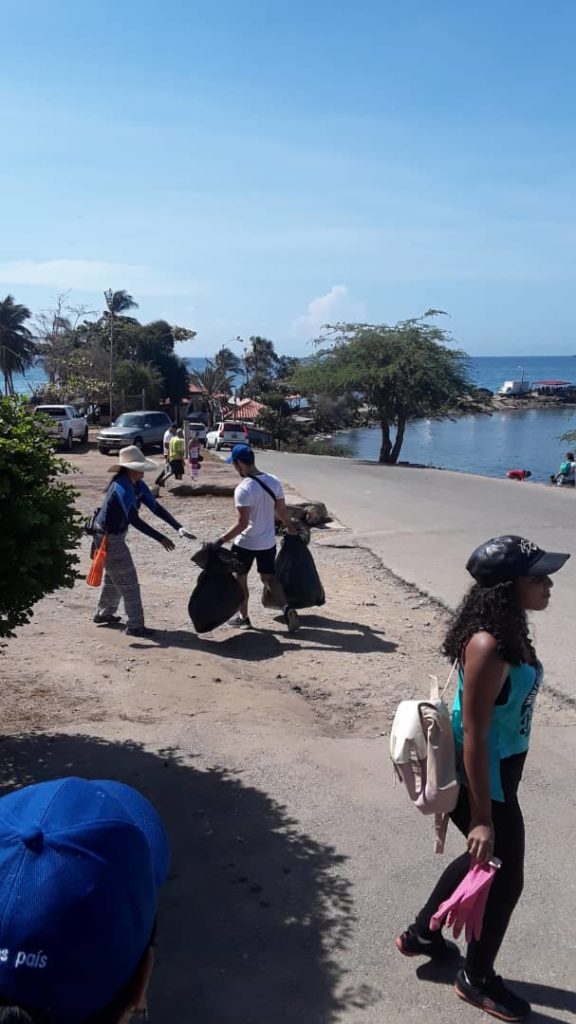 Banplus en el Día de Las Playas 3 576x1024 - En Nueva Esparta colaboramos con jornada de limpieza en el Día Mundial de las Playas