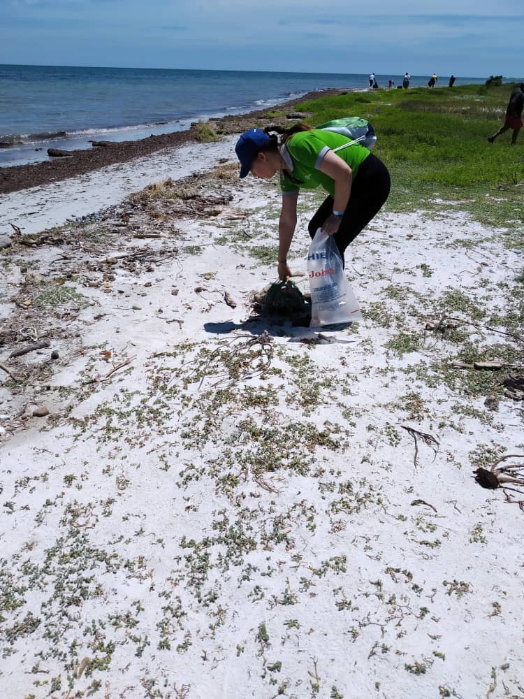 WhatsApp Image 2022 09 19 at 9.20.48 AM 1 1 - Día Mundial de las Playas | Trabajadores de Banplus se suman a jornada para “rescatar su isla”