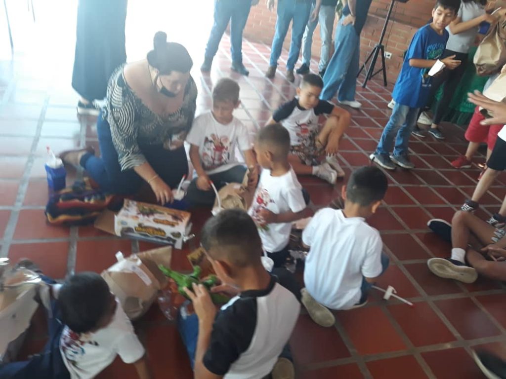 1.3 1024x768 - Un día navideño compartió Banplus con niños en La Guaira | Tradiciones que nos unen