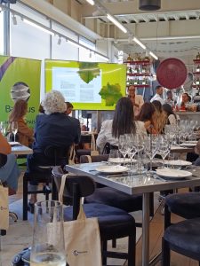 Banplus celebra el Día del Periodista con una cata de vino en La Grand Plaz de las Mercedes.