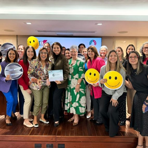 WhatsApp Image 2025 11 11 at 12.58.19 PM 1 570x570 - Aceptando los cambios | Podcast de la psic&oacute;loga Yorelis Acosta