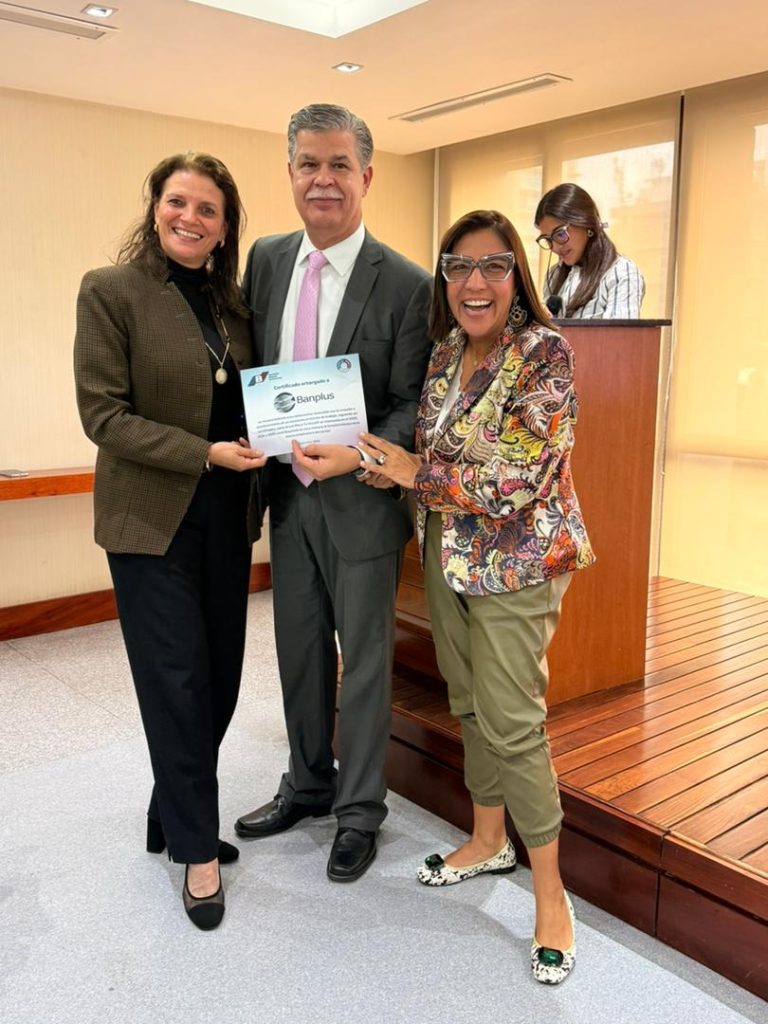 WhatsApp Image 2025 11 11 at 12.58.20 PM 1 768x1024 - Banplus recibió reconocimiento de la Asociación Bancaria de Venezuela | Great Place To Work®