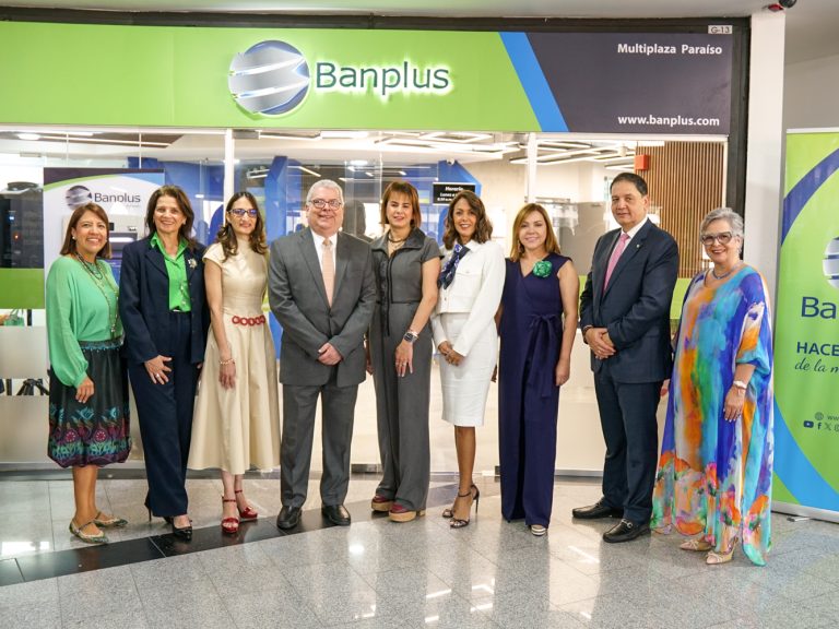 Equipo Banplus 768x576 - Banplus inaugura agencia en el Centro Comercial Multiplaza Paraíso